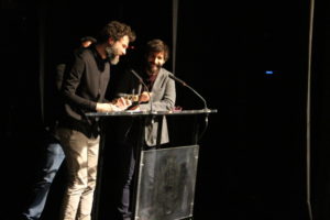Maarten Groen agradeciendo el premio a Mejor Director traducido por Jorge de Guillae