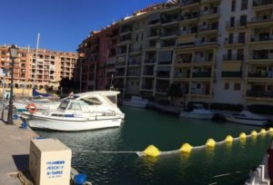 Los amarristas de Port Saplaya denuncian ante la Guardia Civil la inmovilización de sus barcos