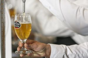 Javier Linuesa Saura del Café Caoba, de Sedaví, opta a ser mejor tirador de cerveza de la Comunitat Valenciana