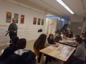 alumnado de secundaria atendiendo las explicaciones directora Museu Comarcal