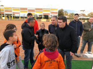 El presidente de la Diputació, Jorge Rodríguez, en el campo de fútbol de Vinalesa.