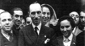 Manises. 1951. De derecha a izquierda: Miguel Martínez, Miguel Montaner Nadal, Sara Peris, Vicente Valero, don Javier de Borbón Parma, doña Francisca de Borbón.