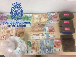 a Policía Nacional detiene a un hombre por un delito contra la salud pública cuando iba a mediar en una discusión de pareja