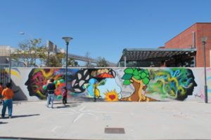 El CEIP Mariano Benlliure ha triat l'artista aldaier Plati per decorar una de les seues parets