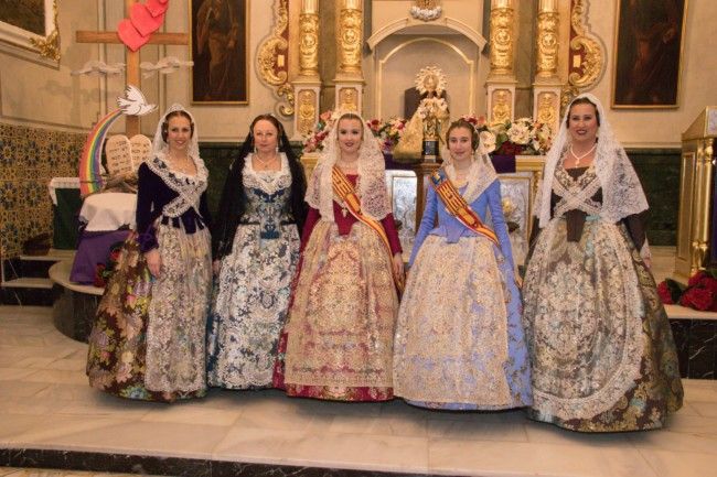 Milers de fallers i falleres participen en la tradicional ofrena de flors de les Falles d’Alaquàs Milers de fallers i falleres participen en la tradicional ofrena de flors de les Falles d’Alaquàs