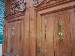 Roban las aldabas de la puerta de entrada del Museo de Cerámica de Manises