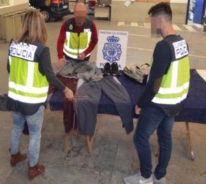 La Policía Nacional detiene a un hombre que atracó en cuatro días en dos establecimientos comerciales de Manises