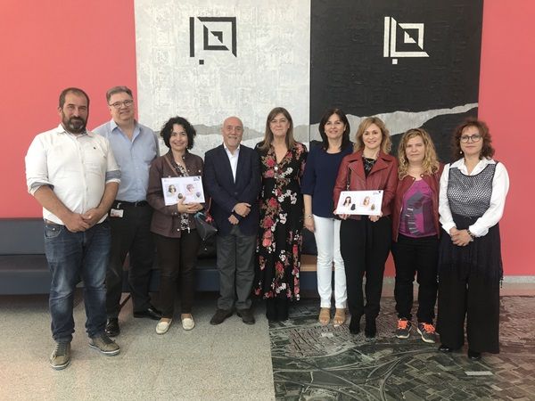 El Hospital Arnau de Vilanova recibe del Ayuntamiento de Paterna la donación de 39 pelucas y 100 pañuelos para personas afectadas de patología oncológica