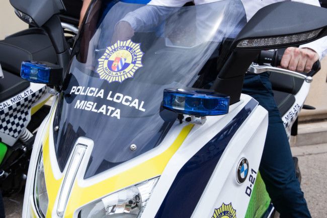 50 jóvenes atacan la comisaría de la policía local de Mislata  