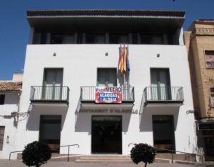 pancarta ayuntamiento alaquas pidiendo llegada metro