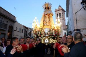 Milers de persones acompanyen la imatge de la Mare de Déu dels Desemparats en el seu retorn
