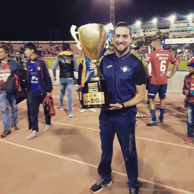 El técnico torrentino Carlos Beguer se proclama campeón del torneo apertura de Bolivia
