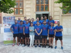 La concejala Maite Girau. con los monitores/as del Campus Multideportivo Petxina