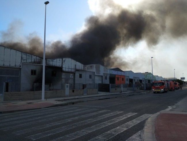 Seis naves afectadas en Manises por un incendio originado en unos palés del exterior de una empresa