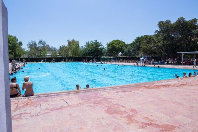 El Ayuntamiento de Mislata retoma el servicio de la piscina municipal tras un día de cierre por duelo