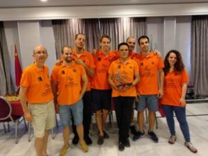 Jugadores y miembros del club que logró el ascenso al Primera