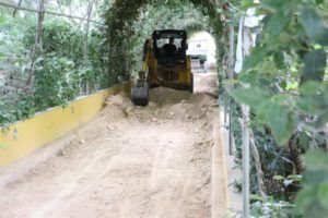 Torrent cubre el camino de tierra de l’Hort de Trénor por baldosas de barro cocido