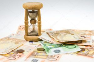 reloj de arena y dinero