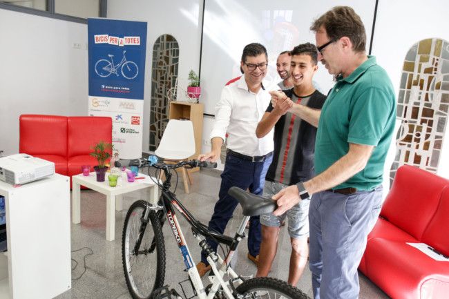 El regidor de Mobilitat Sostenible, Giuseppe Grezzi, acompanyat del regidor de Mobilitat de l'Ajuntament de Torrent, José Antonio Castillejo, assistix a l'acte oficial per a commemorar el lliurament de la bicicleta número 500 del projecte “Bicis per a Totes”, amb motiu de la Setmana de la Mobilitat a València.