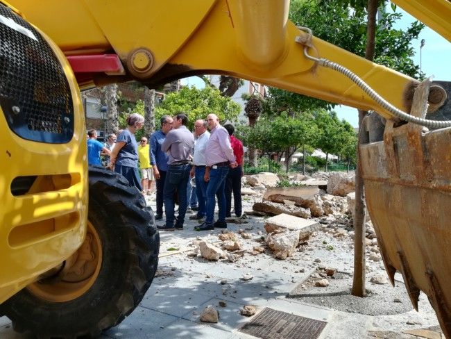 Burjassot inicia las tareas de retirada de restos y consolidación del muro del Patio de Los Silos que cayó por la lluvia
