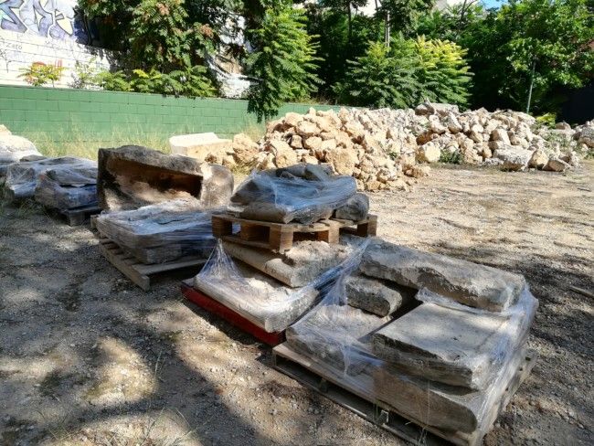 Burjassot almacena las partes derrumbadas del muro de Los Silos para su protección y clasificación