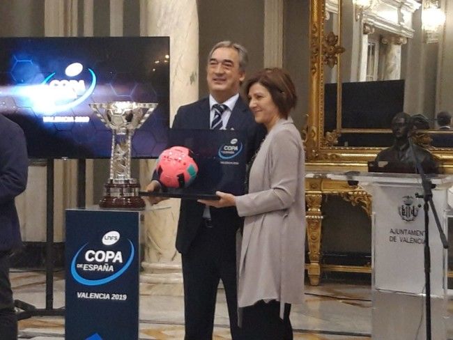 Maite Girau y Javier Vallejo posan con el balón oficial con el que se disputará la Copa.