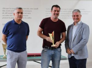 Néstor Echeverría recoge el premio del 3º clasificado, Darío Gutiérrez del C.A. Basilio