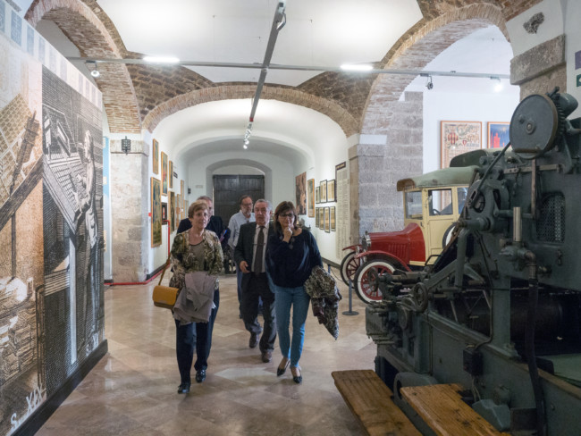 Luisa Salvador i Carmen Amoraga passejen per l'interior del Museu de la Imprempta