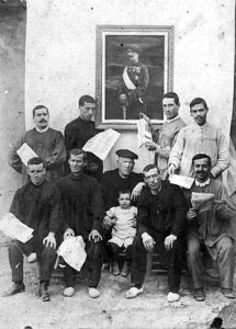 Jaimistas de Manises. Año 1921. Manises. Junta directiva del casino y representación de la juventud carlista delante del retrato de don Jaime de Borbón. Colección: José María Royo. http://manisesonline.blogspot.com/2013/09/historia-grafica-de-manises-primera.html