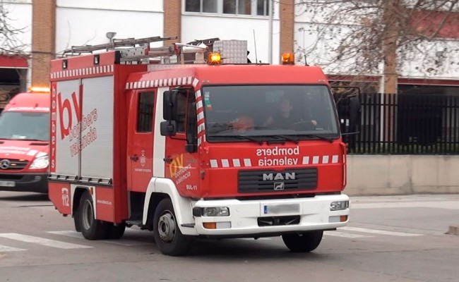 Bomberos del Ayuntamiento saliendo del Parque Oeste