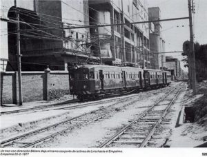 vista del trenet de la línea 4 llegando a la estación en 1970 proveniene de 
