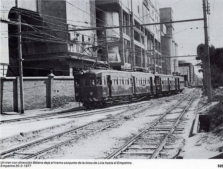 vista del trenet de la línea 4 llegando a la estación en 1970 proveniene de "Pont de Fusta".