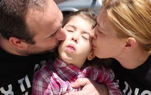 Alba Ojeda niña con paralisis cerebral