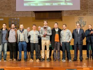El equipo con la copa que les acredita como Campeón Autonómico.