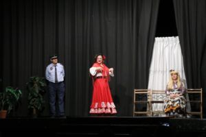 Las personas mayores de Torrent disfrutan de la Navidad con actividades teatrales