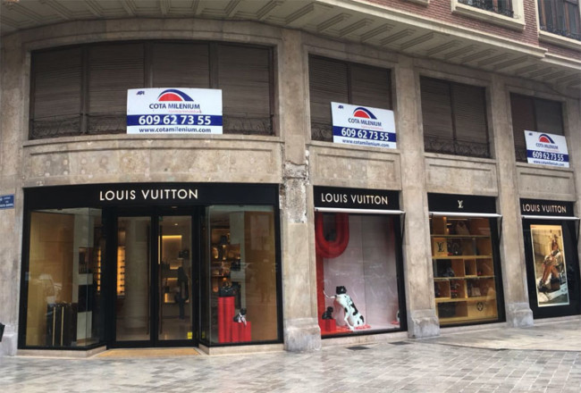 Una banda de ladrones roba la tienda de Louis Vuitton en Valencia en plena  Nochevieja