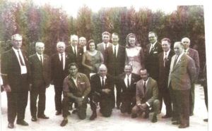 Año 1965. Carlistas valencianos visitando a los Príncipes Doña Irene y Don Carlos Hugo en Madrid. De pie y de izquierda a derecha. Los señores Naval de Algemesí, Tarín de Chiva, Pascual Agramunt Matutano y su esposa Isabel Colomer de Valencia, Sánchez de Chiva, Rafael Ferrando Sales de Valencia, Monreal de Sagunto, Vicente Febrer Roig de Gandía, Ramón Benet de Rafelbunyol. De rodillas y de izquierda a derecha: Pepe Mas García y Pío Ferrando Sales.