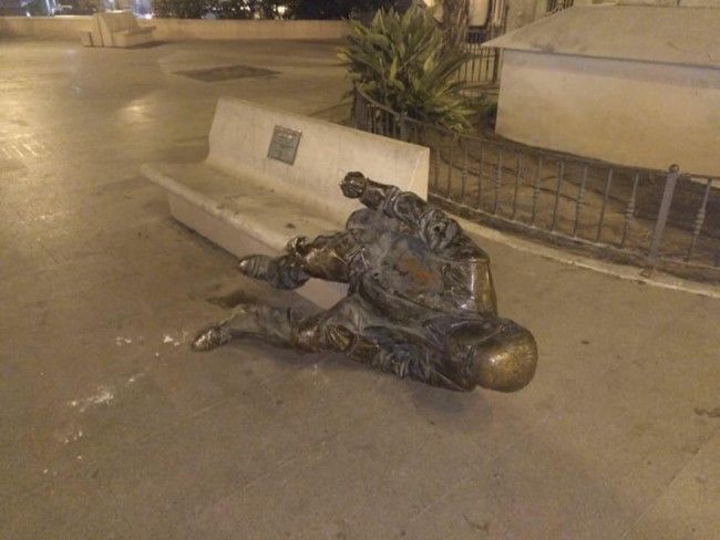 Arrancan la estatua del poeta Estellés en Burjassot