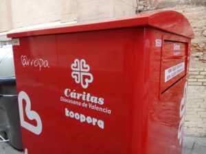 caritas contenedor de ropa