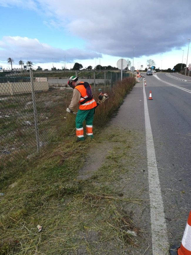 El Ayuntamiento lleva a cabo la limpieza de los márgenes de las carreteras y caminos municipales de Paterna