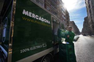 Repartidor de Mercadona cargando el vehículo eléctrico en la “Colmena” de València