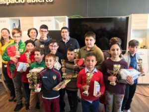 Todos los premiados del torneo junto a Román Beltrán y los representantes de Ikea