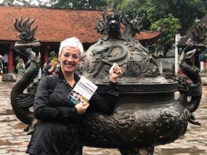 Carol Gil llevando la antología de los talleres de escritura a Vietnam.