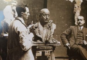 Benlloch realitzant el retrat de Faustí Valentín Torrejón, alcalde de València