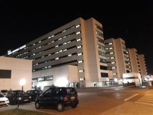 Hospital La Fe de València, de noche