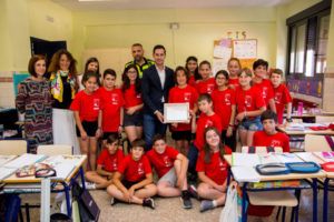 Los alumnos del colegio Jaume I de Mislata realizan un callejero con códigos QR para la Policía Local