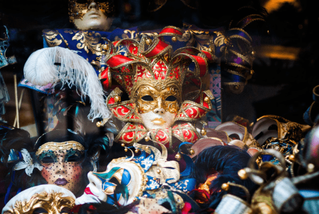 Máscara veneciana en el concepto de fondo oscuro de la celebración del  carnaval