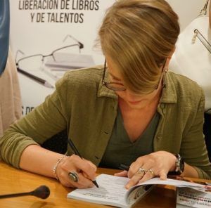 Dovilé firma libros en la presentación de la antología 'Cada mirada es única'. (Foto-Vilma Dobilatė).