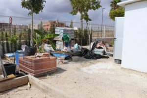 Trabajador en las obras de la Escuela Municipal Infantil