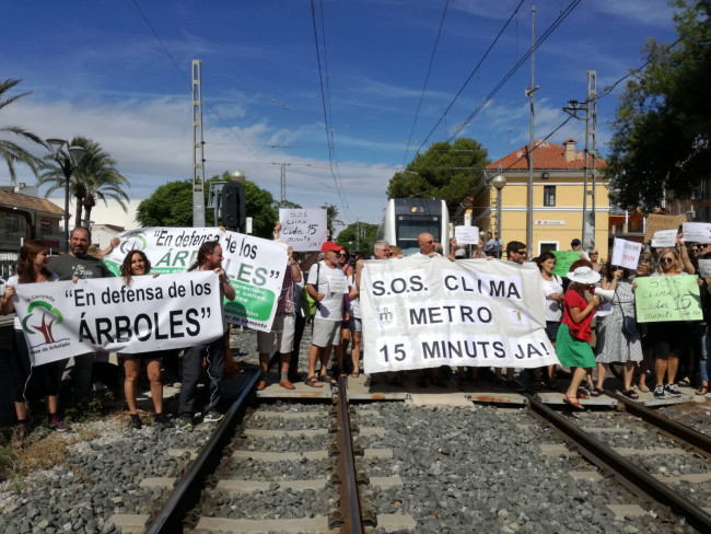 Corte de vía de metro en La Canyada